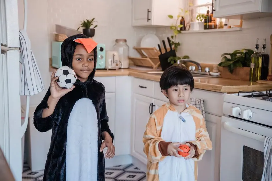 anak bermain kreatif di dalam rumah