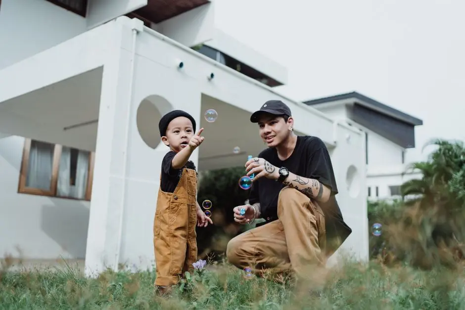 orangtua menenangkan anak tantrum