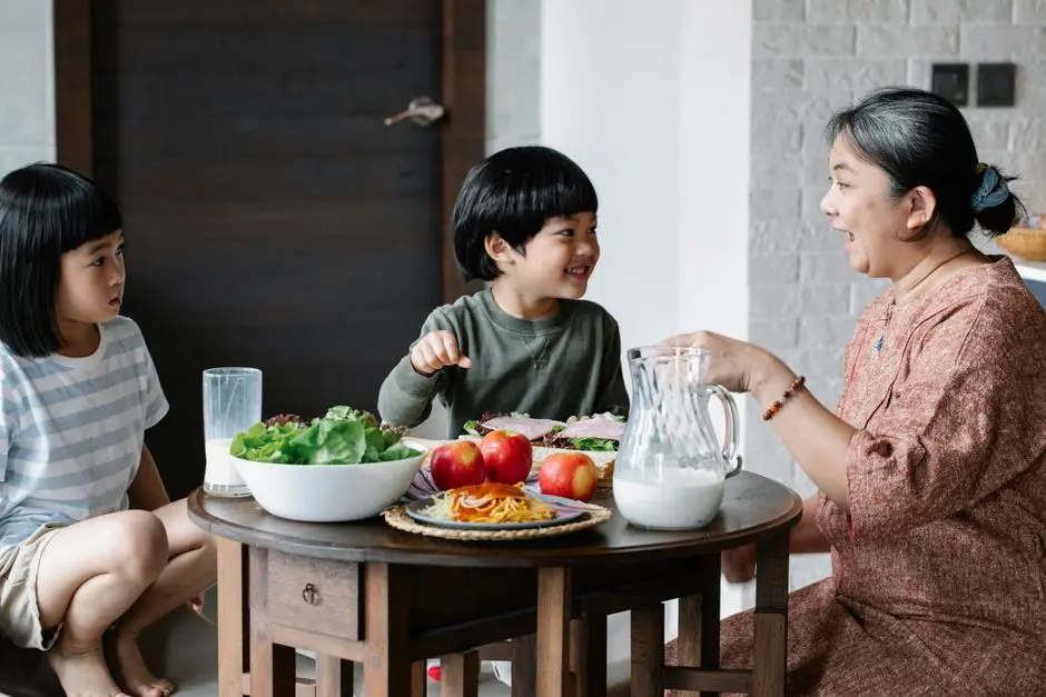 Anak-anak berkumpul makan pagi bersama keluarga